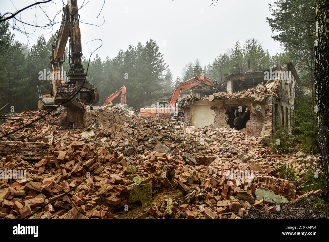 Ralsko, Tschechische Republik. November 2017 30. Der Abriss des ehemaligen Generalstabs der sowjetischen Streitkräfte im ehemaligen Militärübungsgebiet Ralsko in Ralsko (Tschechische Republik) wurde am Donnerstag, dem 30. November 2017 fortgesetzt. 26 Jahre nach dem Abzug der sowjetischen Truppen, die 1991 in der Tschechoslowakei stationiert waren. Quelle: Radek Petrasek/CTK Photo/Alamy Live News Stockfoto