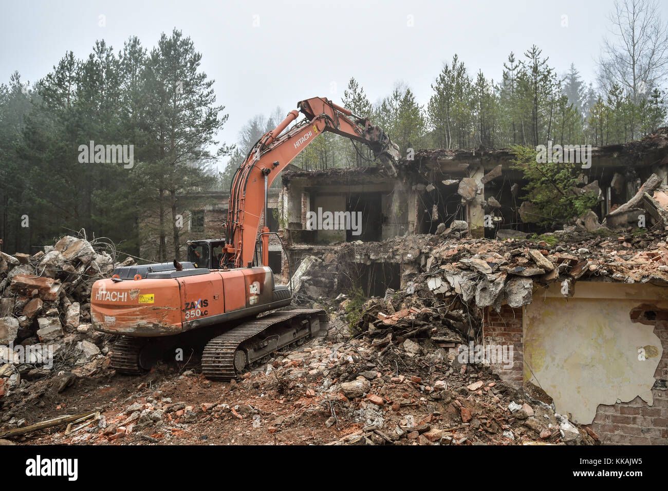 Ralsko, Tschechische Republik. November 2017 30. Der Abriss des ehemaligen Generalstabs der sowjetischen Streitkräfte im ehemaligen Militärübungsgebiet Ralsko in Ralsko (Tschechische Republik) wurde am Donnerstag, dem 30. November 2017 fortgesetzt. 26 Jahre nach dem Abzug der sowjetischen Truppen, die 1991 in der Tschechoslowakei stationiert waren. Quelle: Radek Petrasek/CTK Photo/Alamy Live News Stockfoto