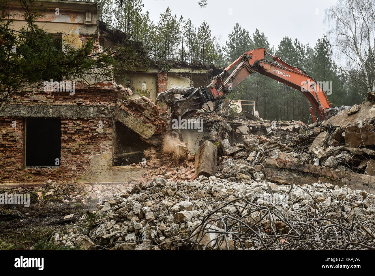 Ralsko, Tschechische Republik. November 2017 30. Der Abriss des ehemaligen Generalstabs der sowjetischen Streitkräfte im ehemaligen Militärübungsgebiet Ralsko in Ralsko (Tschechische Republik) wurde am Donnerstag, dem 30. November 2017 fortgesetzt. 26 Jahre nach dem Abzug der sowjetischen Truppen, die 1991 in der Tschechoslowakei stationiert waren. Quelle: Radek Petrasek/CTK Photo/Alamy Live News Stockfoto