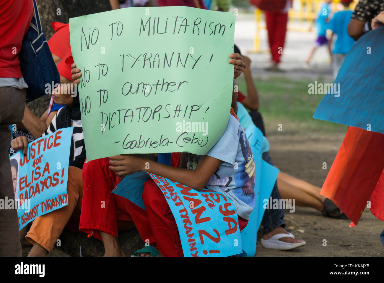 Cebu City, Philippinen. Der 30. November ist ein jährlicher Urlaub auf den Philippinen feiern das Leben des Nationalhelden Andres Bonifacio, eine zentrale Figur in der Revolution gegen die spanische Herrschaft in 1896. Traditionell an diesem Tag Kundgebungen und Protesten von activisits über verschiedene Themen organisiert sind. In Cebu City eine Rallye durch sozialistische Aktivist Gruppe Bayan Muna gegen Präsident Rodrigo Duterte, sah rund 200 Demonstranten März innerhalb der Stadt. Quelle: bildergallerie 2/Alamy leben Nachrichten Stockfoto