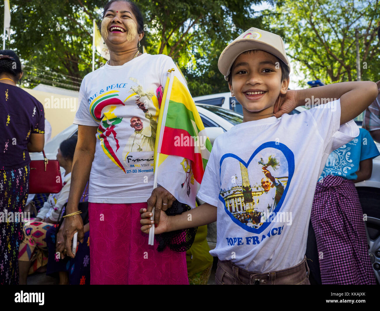 Yangon, Region Yangon, Myanmar. November 2017 30. Ein Junge mit einem Papst-T-Shirt, das er bei der Papstmesse in der St. Mary's Cathedral in Yangon gekauft hat. Die Messe am Donnerstag war sein letzter öffentlicher Auftritt in Myanmar. Von Myanmar aus ging der Papst ins benachbarte Bangladesch. Quelle: Jack Kurtz/ZUMA Wire/Alamy Live News Stockfoto