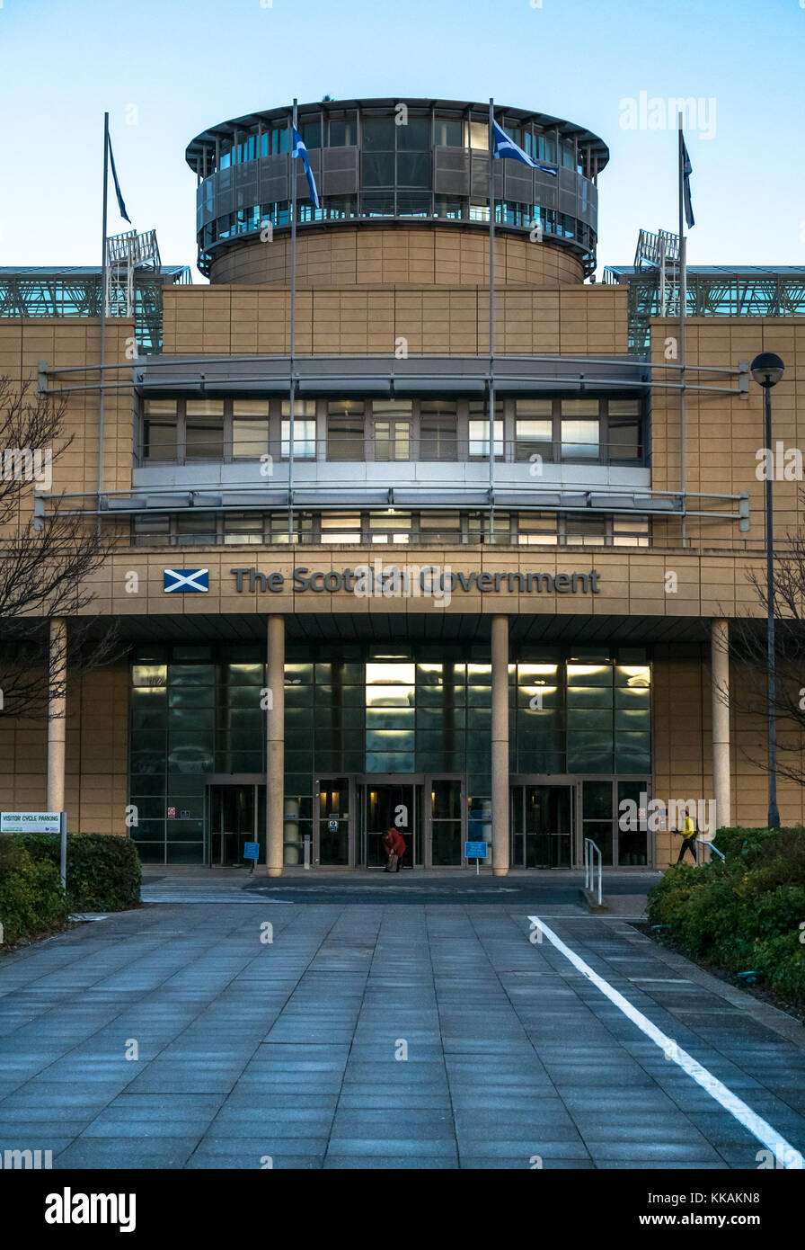 Leith, Edinburgh, Schottland, Vereinigtes Königreich, 30. November 2017. St. Andrew's Cross saltire flags Flying auf der Oberseite der Schottischen Regierung Gebäude in Victoria Quay in Edinburgh auf dem St. Andrew's Day Stockfoto