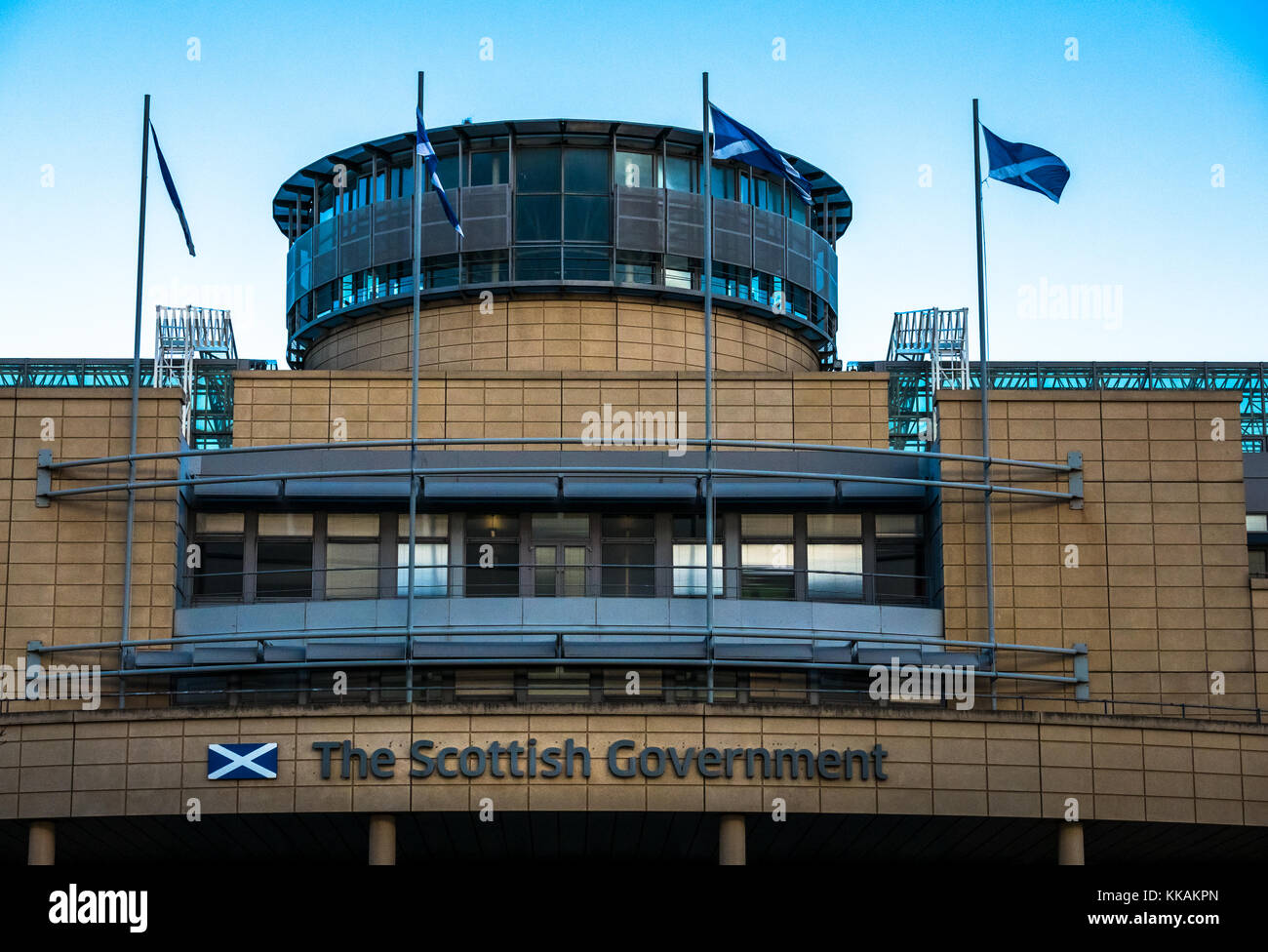 Leith, Edinburgh, Schottland, Vereinigtes Königreich, 30. November 2017. St. Andrew's Cross saltire flags Flying auf der Oberseite der Schottischen Regierung Gebäude in Victoria Quay in Edinburgh auf dem St. Andrew's Day Stockfoto