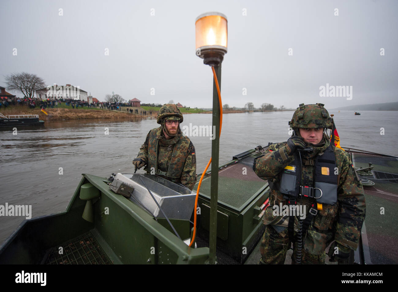 Artlenburg, Deutschland. November 2017 30. Zwei Bundeswehrsoldaten auf einem Boot auf der Elbe in Artlenburg, 30. November 2017. Mehrere Brücken über den Fluss sollen im Rahmen des bis Freitag dauernden „Full Throttle“-Trainings gebaut werden. Quelle: Philipp Schulze/dpa/Alamy Live News Stockfoto