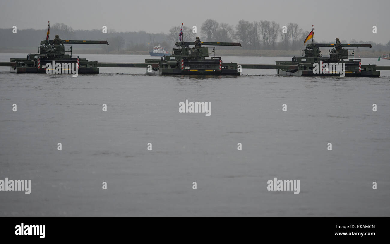 Artlenburg, Deutschland. November 2017 30. Deutsche und britische Soldaten errichteten am 30. November 2017 eine Brücke über die Elbe mit Amphibienplattformen M3 in Artlenburg. Mehrere Brücken über den Fluss sollen im Rahmen des bis Freitag dauernden „Full Throttle“-Trainings gebaut werden. Quelle: Philipp Schulze/dpa/Alamy Live News Stockfoto