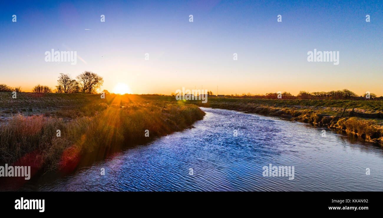 Eccleston, UK. 30. November 2017. Sonnenaufgang über dem Fluss Wyre am Great Eccleston Credit: Russell Millner/Alamy leben Nachrichten Stockfoto