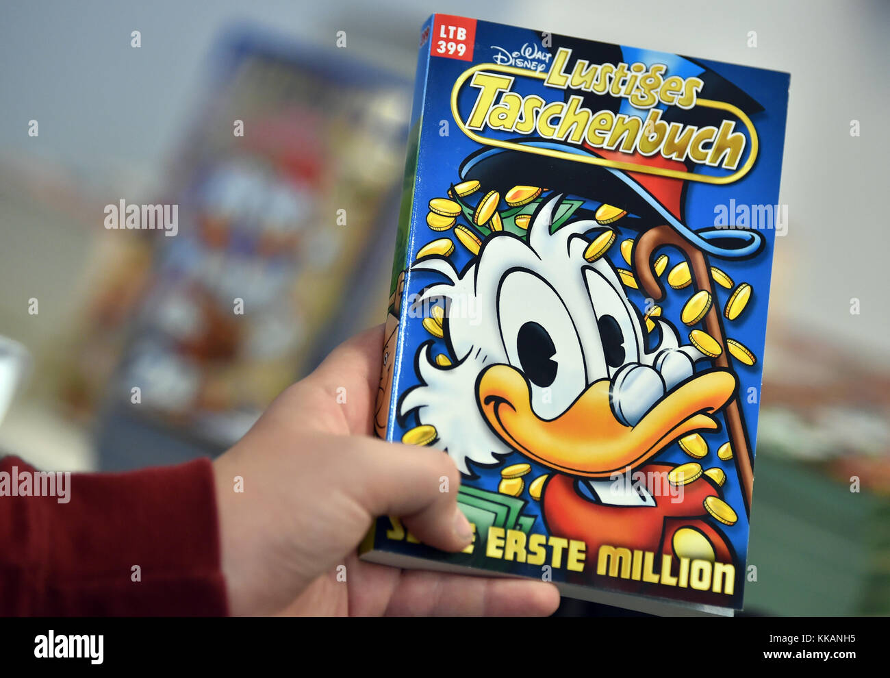 Berlin, Deutschland. November 2017 30. Der 12-jährige Jakob liest einen Scrooge McDuck Comic im LTB Pop-up Store in Berlin, 30. November 2017. Quelle: Britta Pedersen/dpa-Zentralbild/ZB/dpa/Alamy Live News Stockfoto