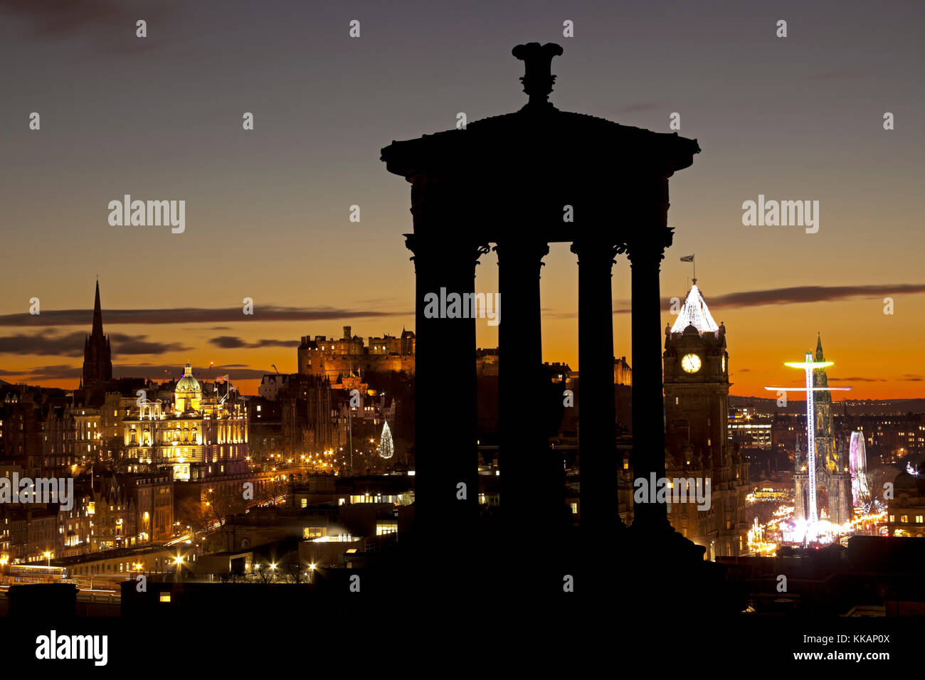 Edinburgh, Großbritannien, 30. November 2017 Kühlen 3 Grad auf St Andrew's Tag nachmittag nähern Dämmerung, Stadt von Calton Hill Schottland gesehen. Stockfoto