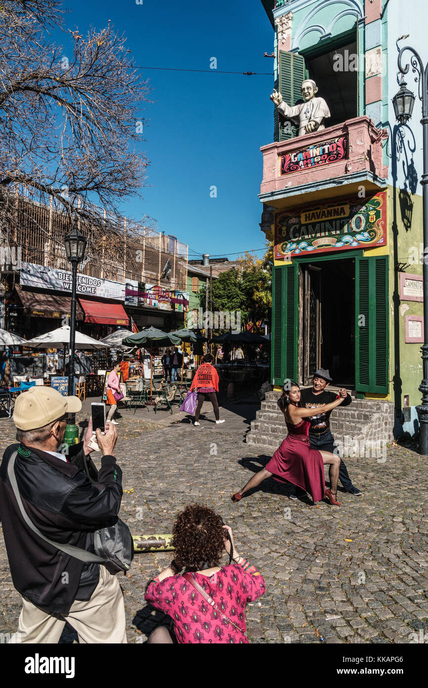Street Tango Tänzer hämmert es mit Touristen vor einer Bar an der Ecke El Caminito, La Boca, Buenos Aires, Argentinien, Südamerika Stockfoto