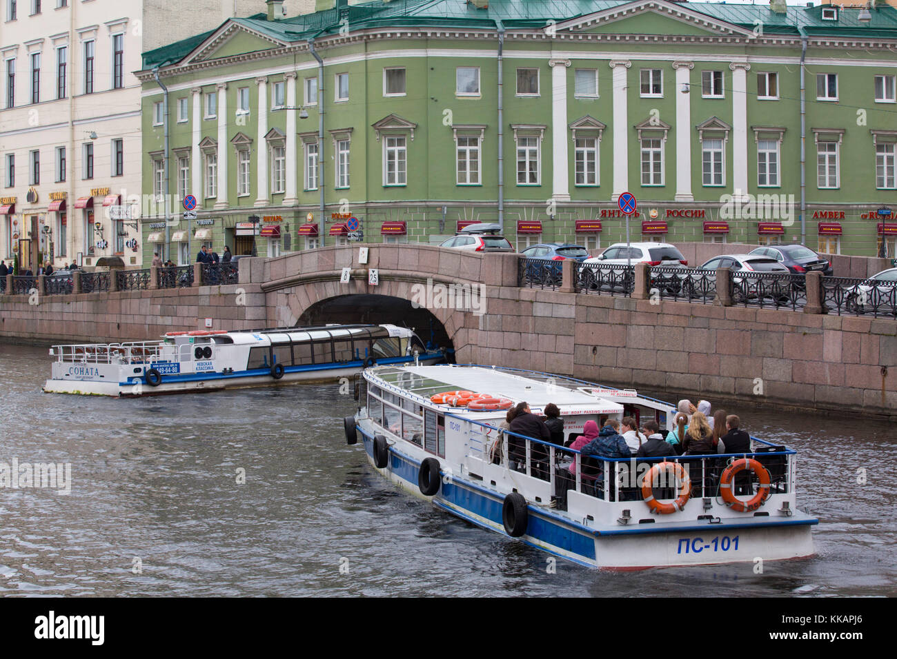 Ausflugsboote auf dem Fluss Moika, St. Petersburg, UNESCO-Weltkulturerbe, Russland, Europa Stockfoto