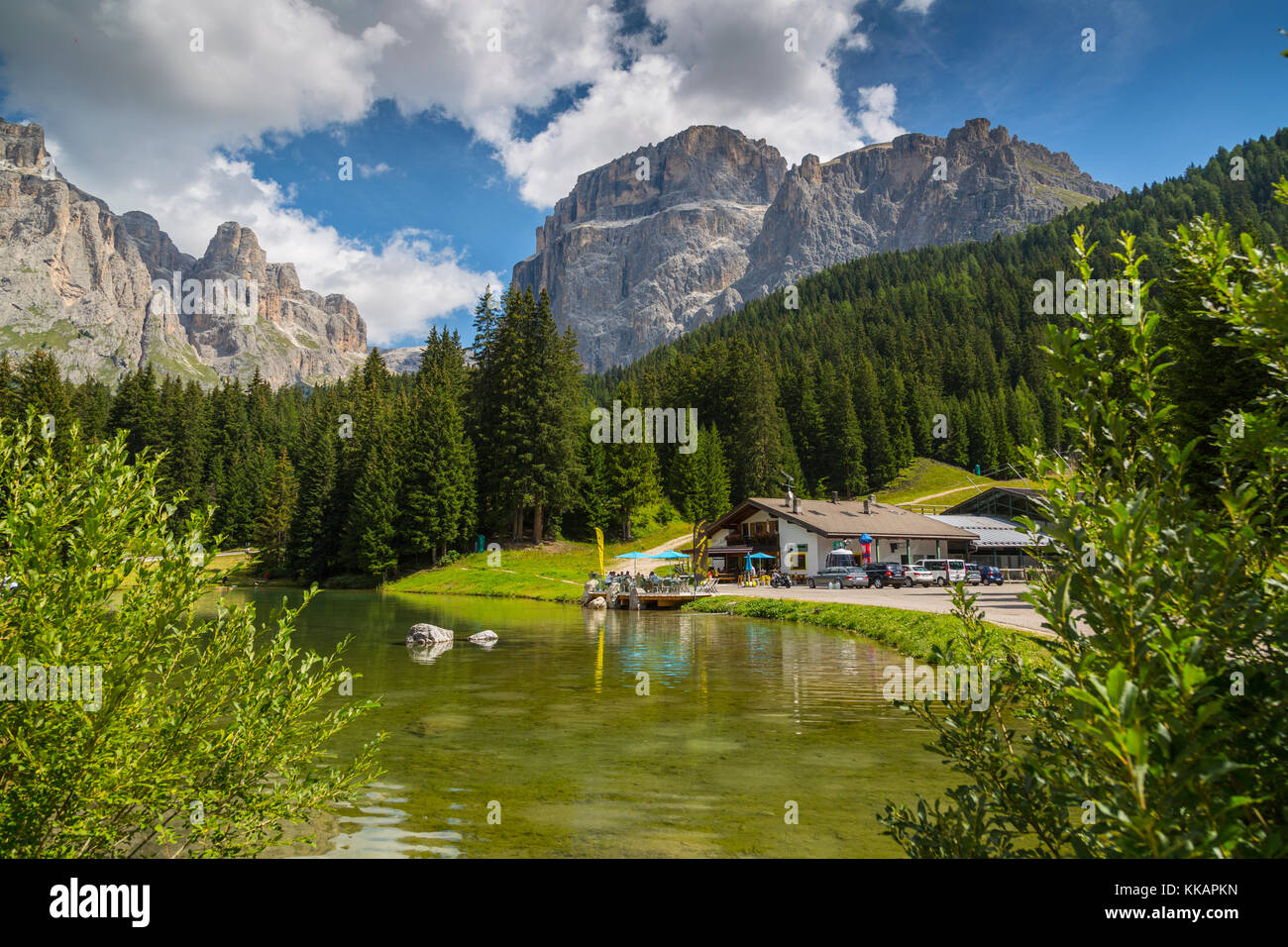 See in der Nähe des Hotels Lupo Bianco Wellness und Wandern Canazei, Passo Pordoi mit Bergkulisse, Südtirol, italienische Dolomiten, Italien, Europa Stockfoto