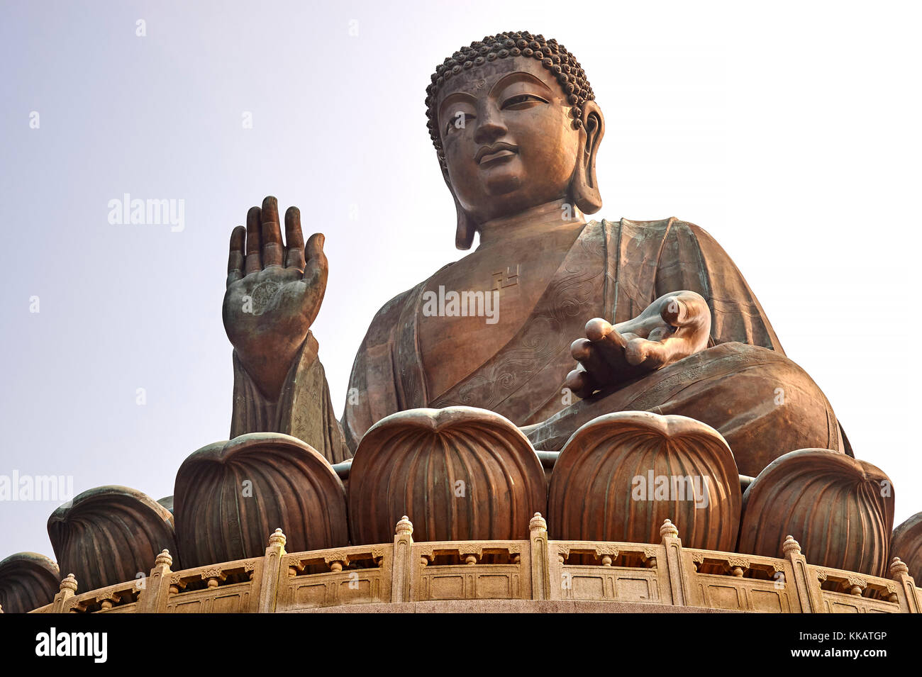 Big Buddha, mit dem buddhistischen Hakenkreuz, Po Lin Kloster, Ngong Ping, Lantau Island, Hongkong, China, Asien Stockfoto
