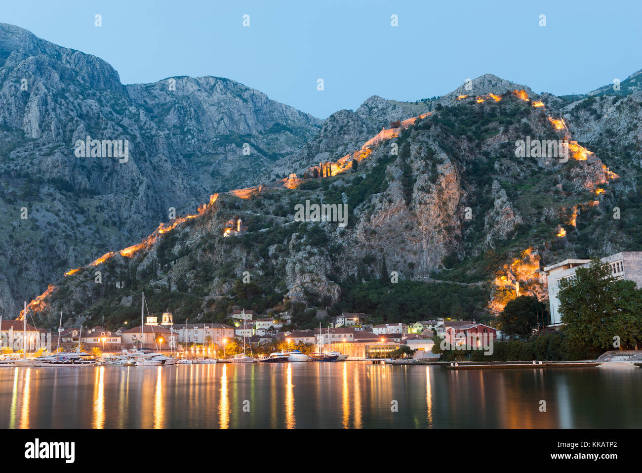 Venezianische Festung gebaut mit Bastionen von Licht in der Dämmerung, Kotor, Montenegro hervorgehoben, Europa Stockfoto