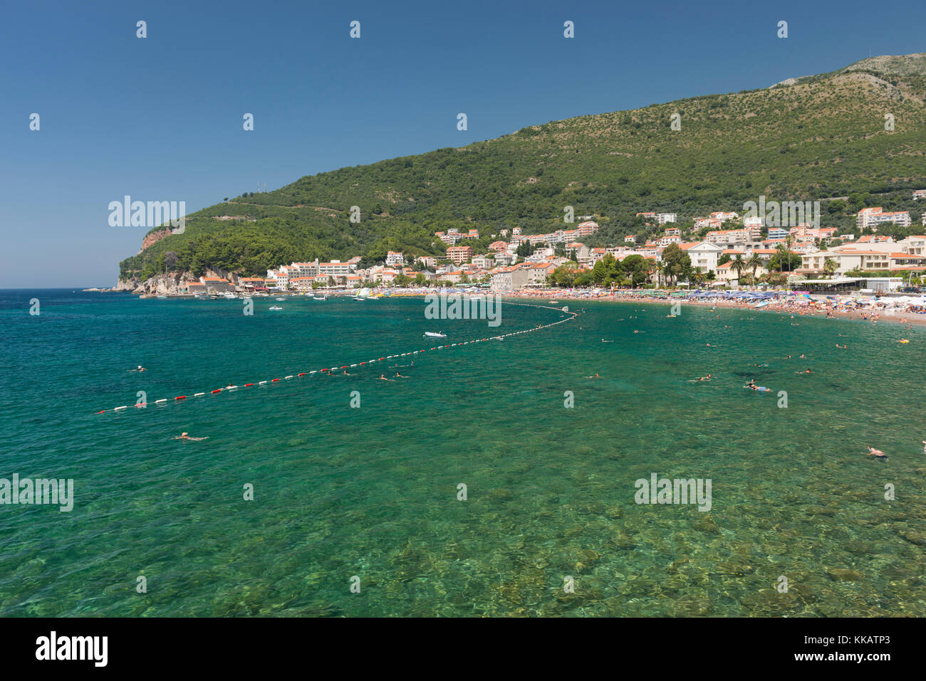 Menschen schwimmen in der Adria, Badeort Petrovac, Montenegro, Europa Stockfoto