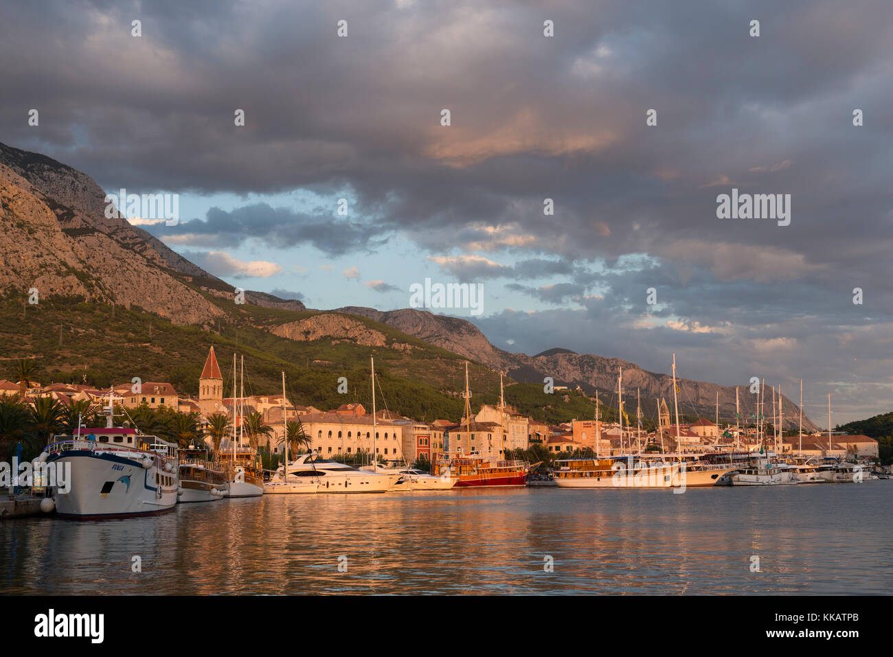 Altstadt mit vielen Venezianischen Stil Häuser und Boote im Hafen, Makarska, Kroatien, Europa Stockfoto