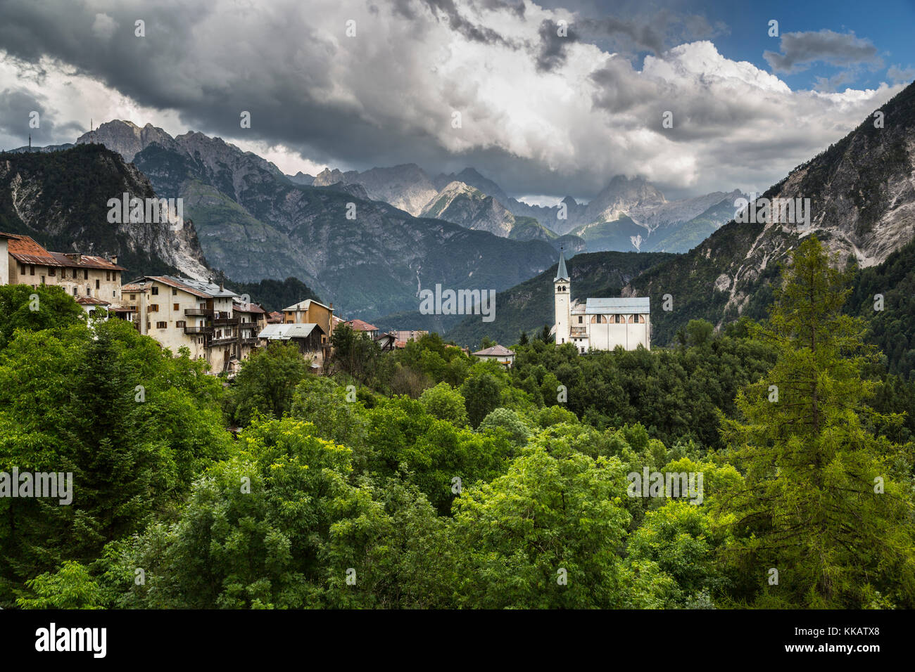 Kirche und im Hintergrund die Berge, Valle di Cadore, Provinz Veneto, Dolomiten, Italien, Europa Stockfoto