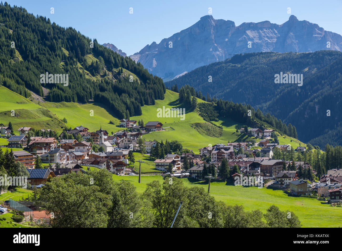 Morgen Ansicht von Colfosco (Calfosch) und die umliegenden Berge, Provinz Belluno, Trient, Dolomiten, Italien, Europa Stockfoto