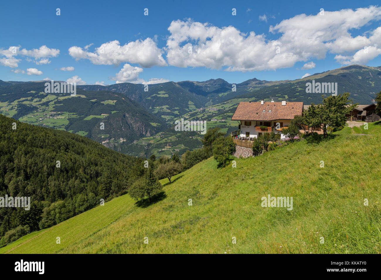 Ausblick auf die Landschaft in der Nähe von Lajen und die umliegenden Berge, Provinz Belluno, Trient, Dolomiten, Italien, Europa Stockfoto