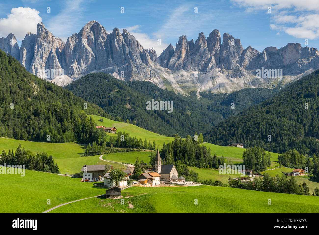 Blick auf Kirche und Bergkulisse, Val di Funes, Provinz Bozen, Trentino-Alto Adige/Südtirol, Dolomiten, Italien, Europa Stockfoto