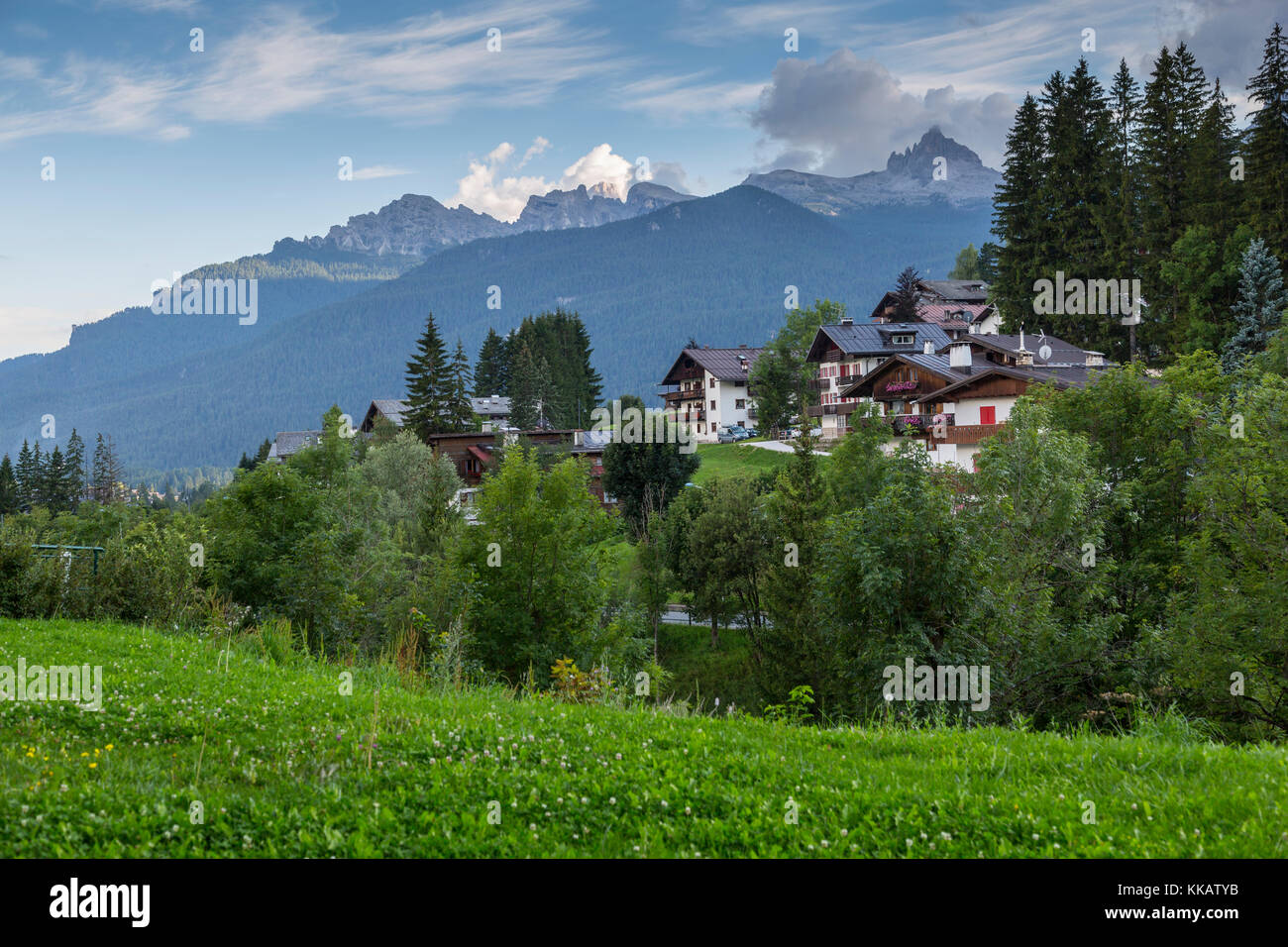 Blick auf die Berge und die traditionellen Häuser, Cortina d'Ampezzo, Südtirol, Dolomiten, Italien, Europa Stockfoto
