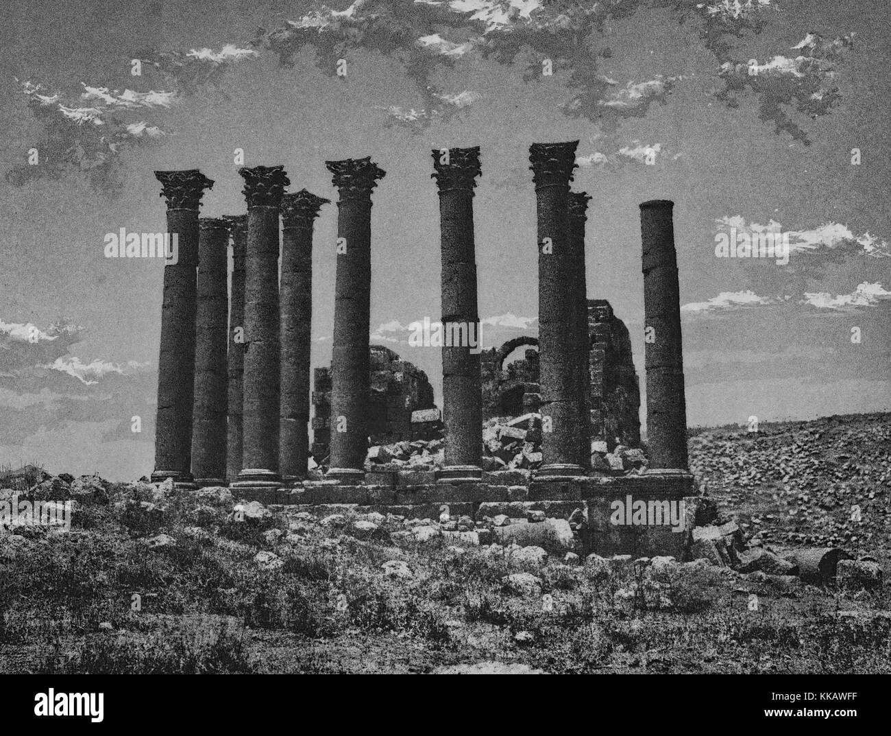 Die Säulen und Ruinen der Tempel des Jupiter, die Teil der griechisch-römischen Stadt Gerasa, Djerash, Syrien, 1874. Von der New York Public Library. Stockfoto