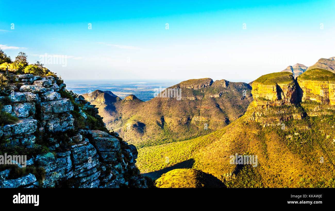 Highveld mit den Drei Rondavels des Blyde River Canyon entlang der Panorama Route in Mpumalanga Provinz von Südafrika Stockfoto