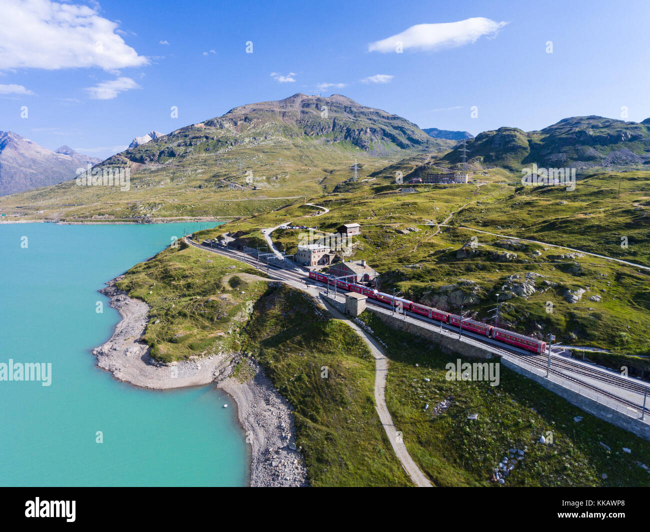 Bernina Express - roter Zug auf Bernina Pass Stockfoto