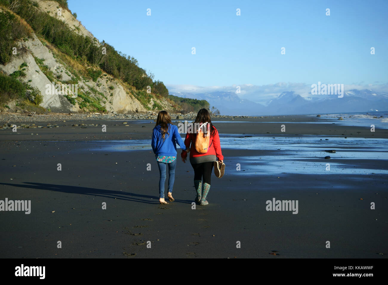 Mutter mit Tochter zu Fuß am Strand bei Ebbe, die Kachemak Bucht, Homer, Alaska Stockfoto
