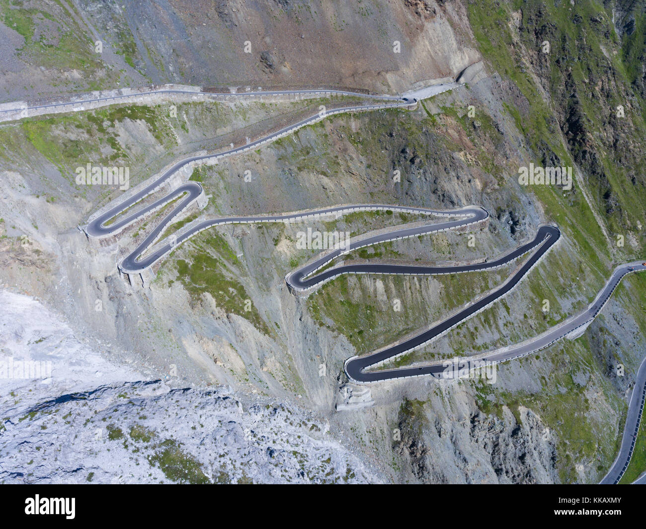 Stilfserjoch Straße-Kurve und Verkehr Stockfoto