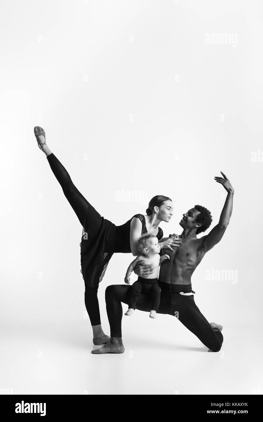 Eine glückliche Familie von balletttänzer auf weißem Studiohintergrund Stockfoto