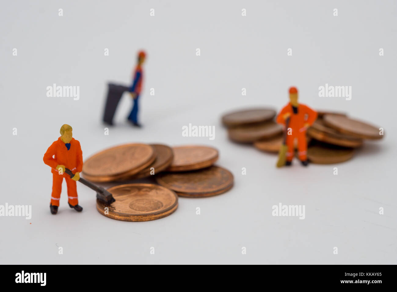 Geldwäsche Konzept, miniatur Menschen Reinigung Münzen Stockfoto