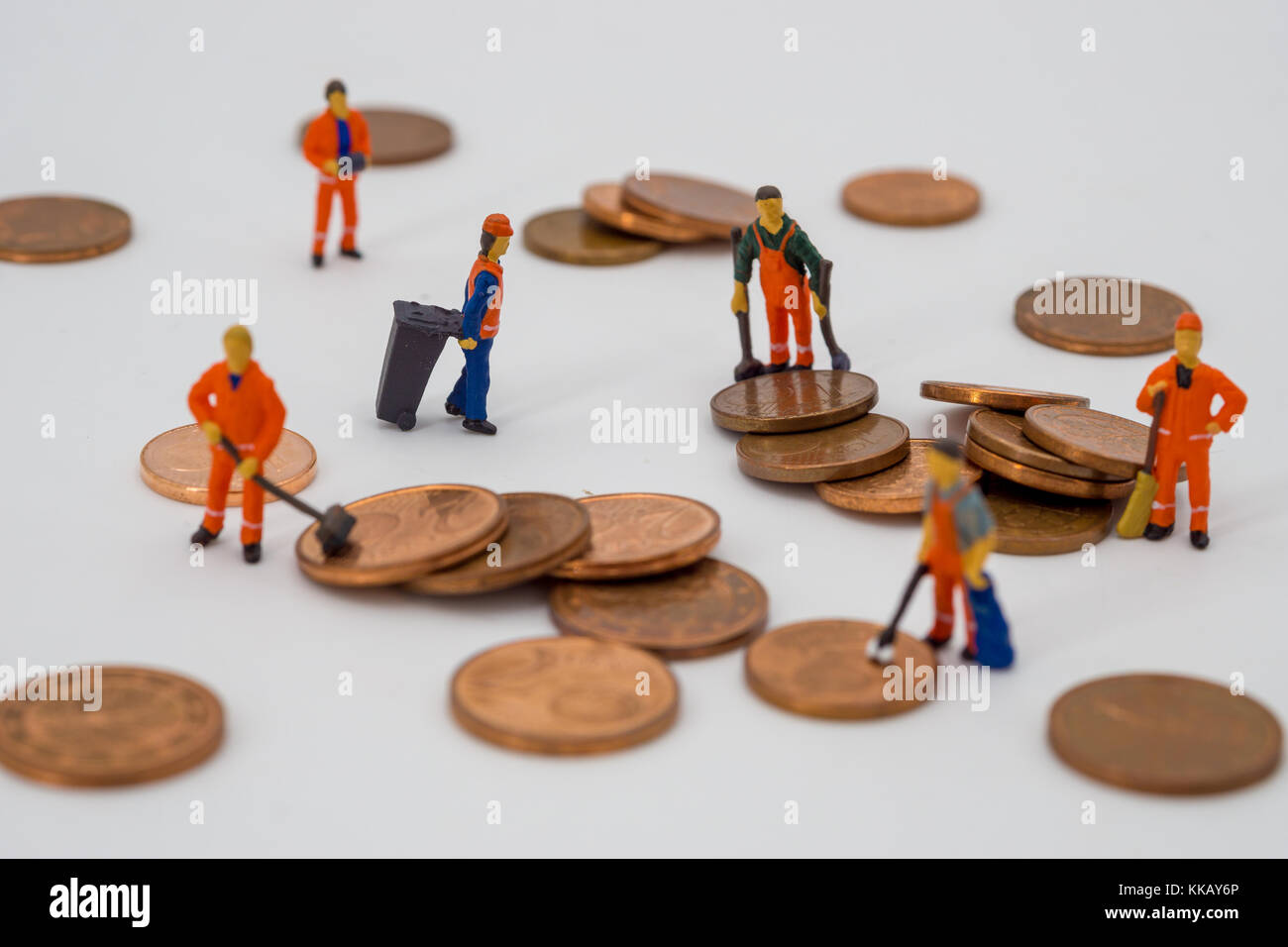 Geldwäsche Konzept, miniatur Menschen Reinigung Münzen Stockfoto