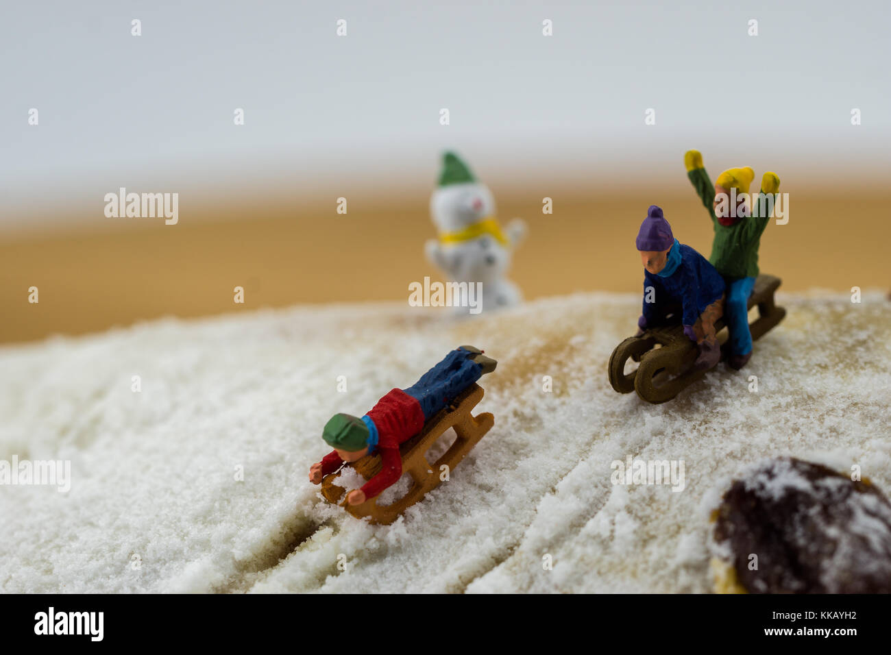 Winter Konzept Kinder rutschen schneebedeckten Berg Kuchen Stockfoto