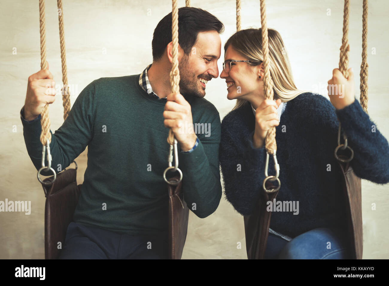 Glückliches junges Paar auf Datum im Coffee Shop Stockfoto