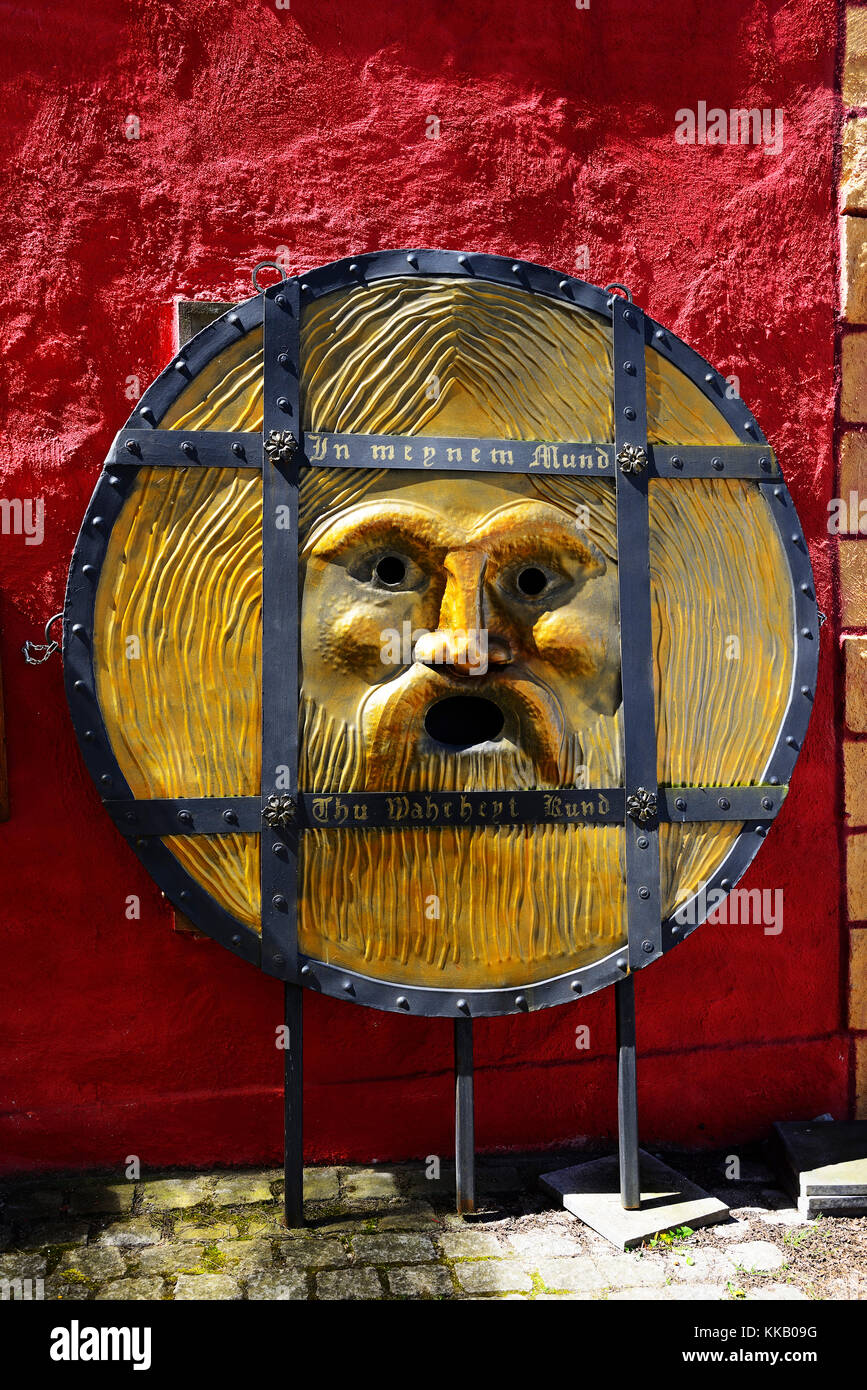 Bocca di Verita vor dem Scharfrichtermuseum, Pottenstein, Fränkische Schweiz, Oberfranken, Bayern, Deutschland Stockfoto