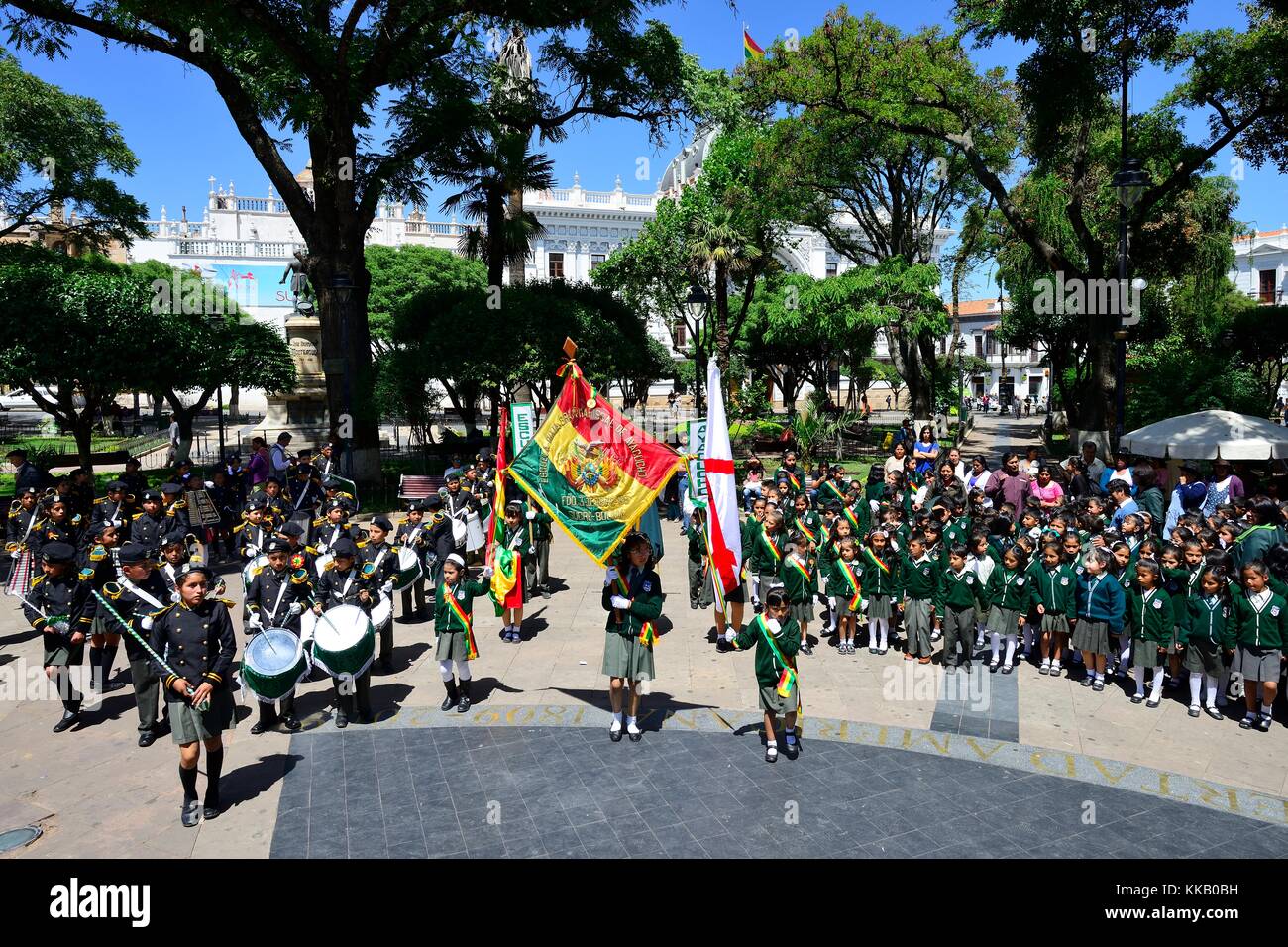 Parade der Schüler in Schuluniform auf der Plaza 25 de Mayo, Sucre, an das Departamento Chuquisaca, Bolivien Stockfoto
