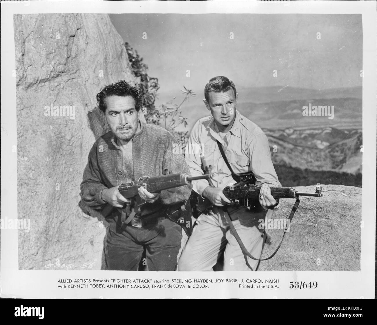 Film Still aus dem Film Fighter Attack, US-amerikanischer Schauspieler J. Carrol Naish erscheint auf der linken und der amerikanische Schauspieler Sterling Hayden ist auf der rechten Seite, 1953. Stockfoto