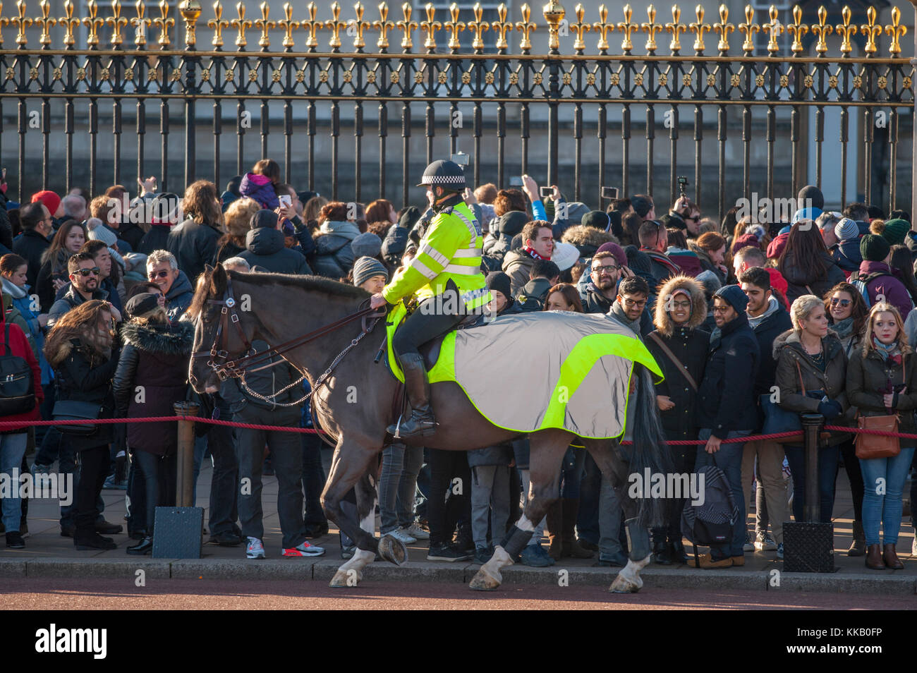 Metropolitan-Polizeifrau zu Pferd bei Massenkontrolldienst vor dem Buckingham Palace, London während der Wachablösung. November 2017 Stockfoto