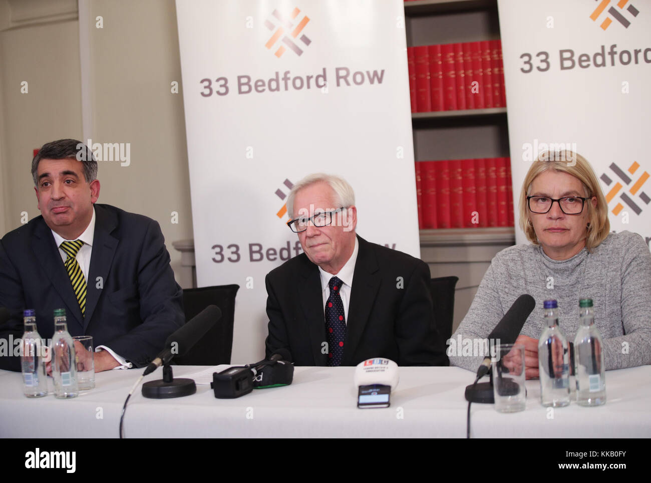 Michael Stones Rechtsanwalt Mark McDonald, Rechtsanwalt Paul Bacon und seine Schwester Barbara Stone bei einer Pressekonferenz in London, wo neue Beweise präsentiert wurden. Der Serienmörder Levi Bellfield hat ein "entgeltes" Geständnis zu den brutalen Hammermorden an einer Mutter und Tochter abgelegt, Anwälte, die für Michael Stone handeln, der wegen der Morde zweimal verurteilt wurde. Stockfoto