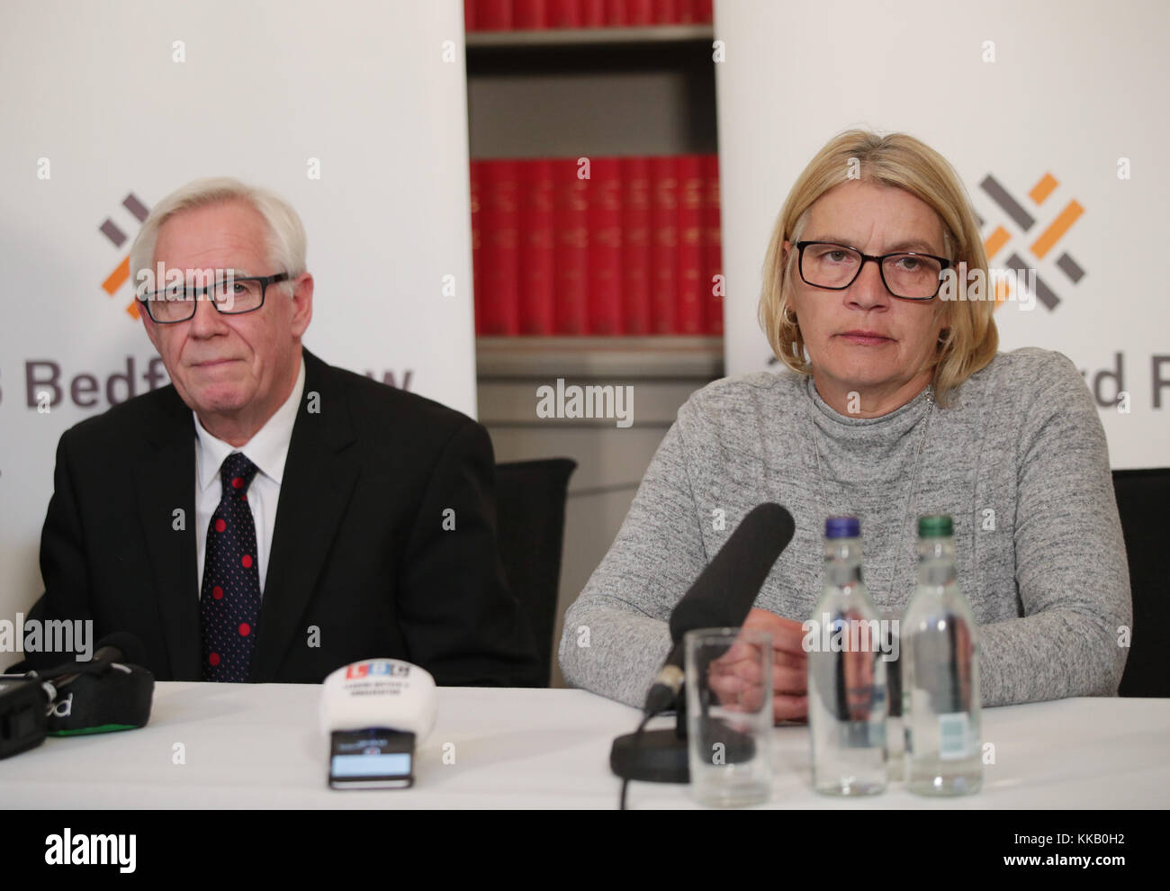 Michael Stein Anwalt Paul Speck mit Barbara Stein, die Schwester von Michael Stein, während einer Pressekonferenz in London, wo neue Beweise vorgelegt wurde. Serienmörder Levi Bellfield hat eine "ausführliche" Bekenntnis zu den brutalen hammer Morde an eine Mutter und eine Tochter, Rechtsanwälte, die für Michael Stein, der zweimal der Tötungen verurteilt wurde. Stockfoto