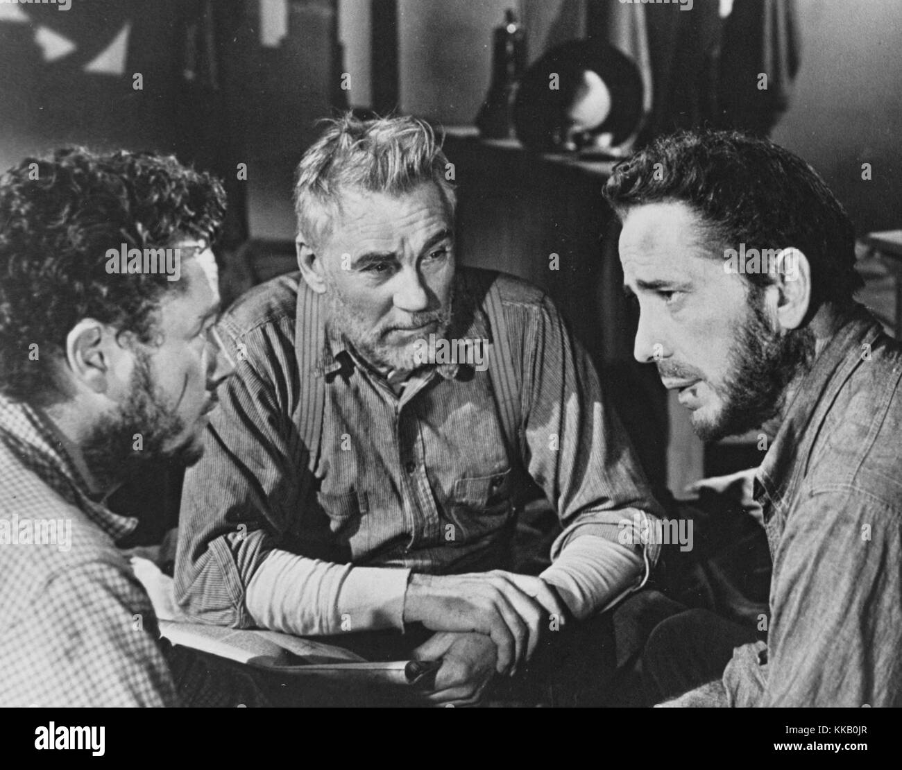 Amerikanischer Schauspieler Walter Huston und zwei nicht identifizierte männlichen Schauspieler in einem Film Still, 1940. Stockfoto