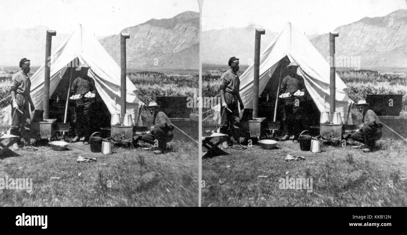 Stereograph zeigt eine USGS-Mitarbeiter in der Nähe des Zelt kochen in Ihrem Bereich Lager, Weber County, Utah. Bild mit freundlicher Genehmigung durch USGS. 1871. Stockfoto