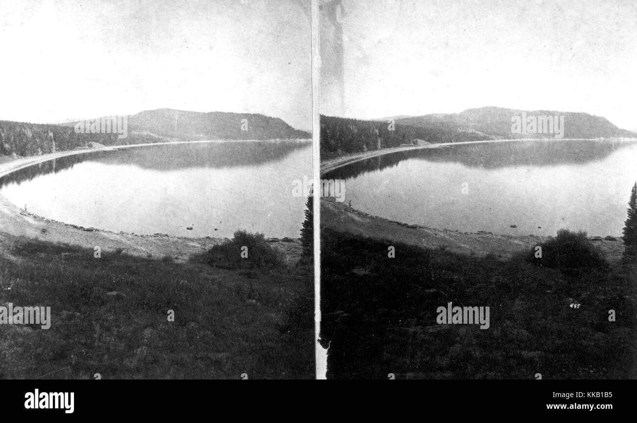 Stereograph von Maria Bay am Yellowstone Lake als von einem erhöhten Aussichtspunkt gesehen, Yellowstone National Park, Wyoming. Bild mit freundlicher Genehmigung durch USGS. 1871. Stockfoto