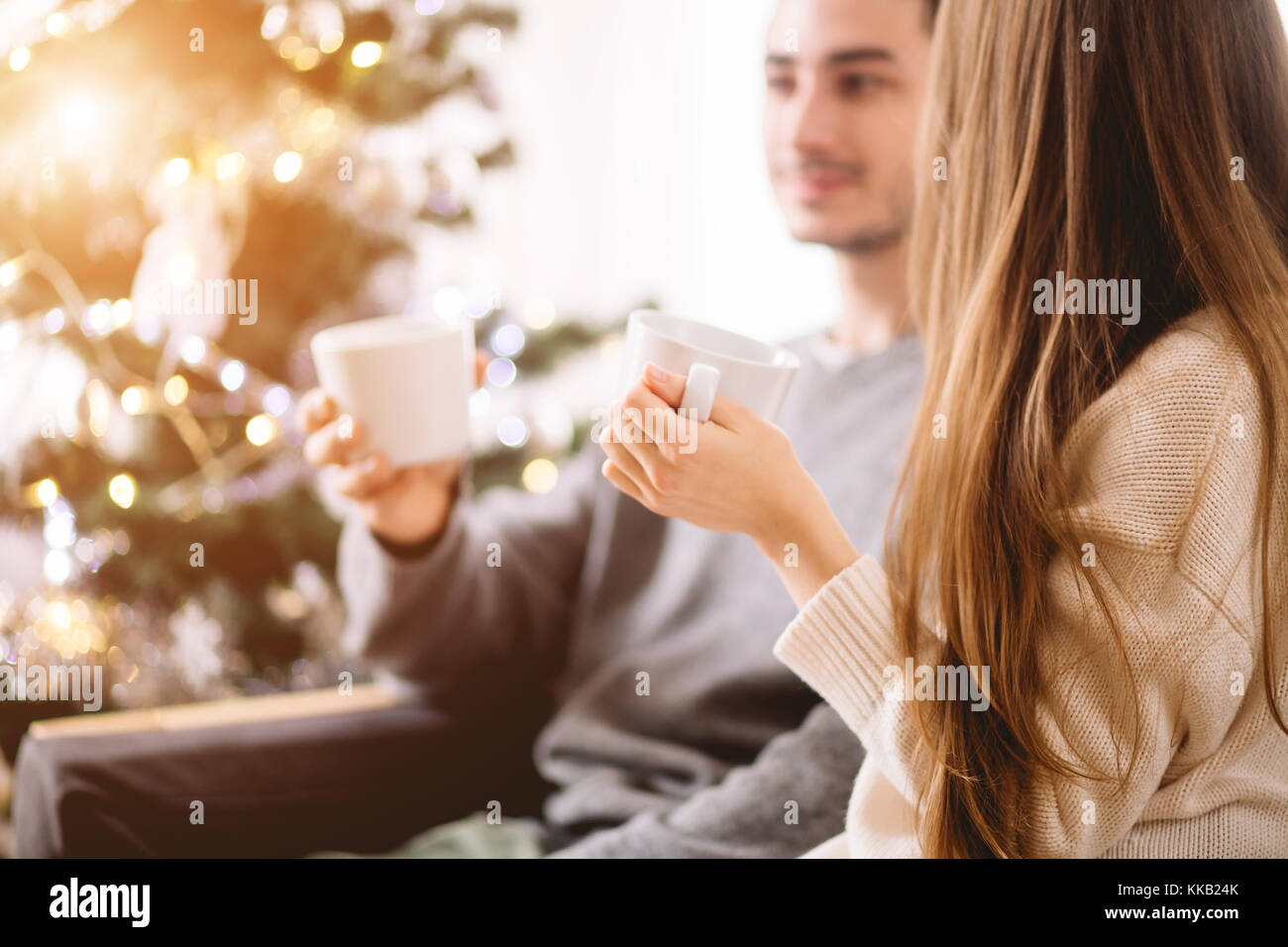Junges Paar Weihnachten feiern. Urlaub Liebe Geschichte. Stockfoto