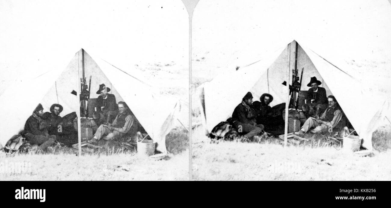 Stereograph eines USGS Crew versammelt in einem Zelt in Ihrem Bereich Lager. Bild mit freundlicher Genehmigung durch USGS. 1870. Stockfoto