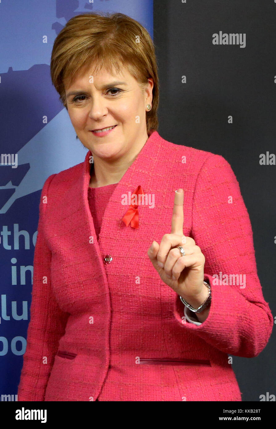 Erster Minister Nicola Sturgeon hält den Finger mit einem Pflaster auf, nachdem Sie einen HIV-Test, Schottisches Parlament, Edinburgh, vor der Welt-AIDS-Tag am Freitag, Dezember 1. Stockfoto