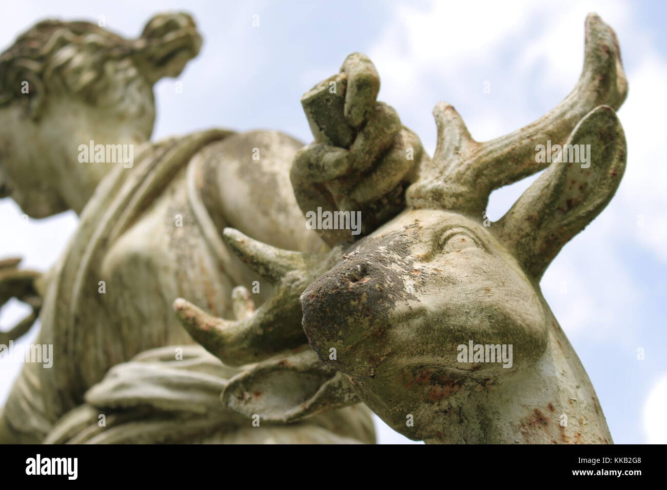 Statue einer Jägerin slaying ein armes Reh. Stockfoto