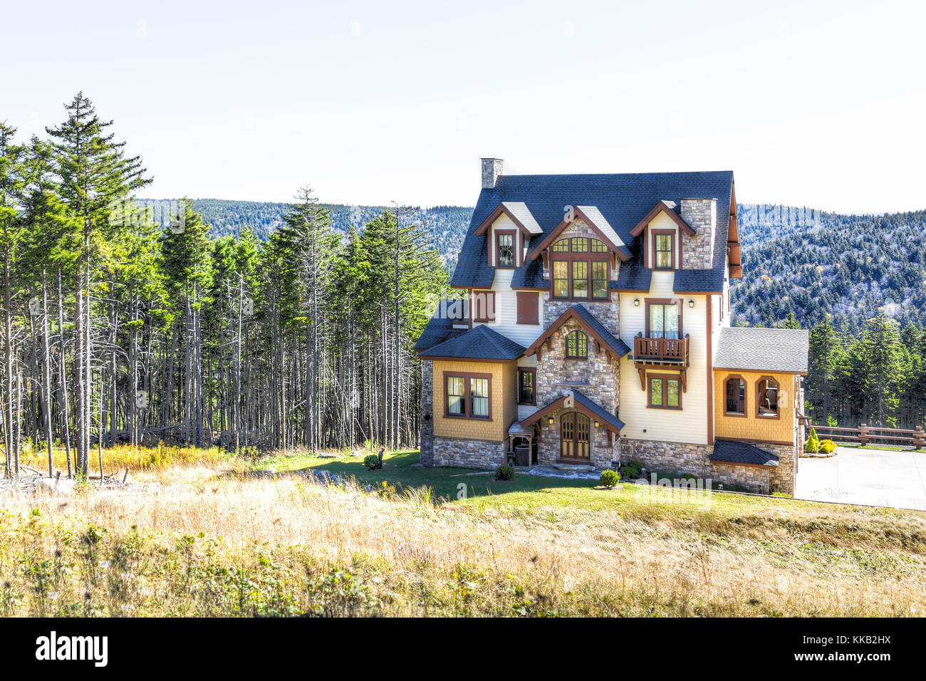 Schweizer bayerischen Stil Alpine Haus in den Bergen mit großen  Mehrstöckigen Glasfenster im Herbst oder Winter, Pinienwald Stockfotografie  - Alamy