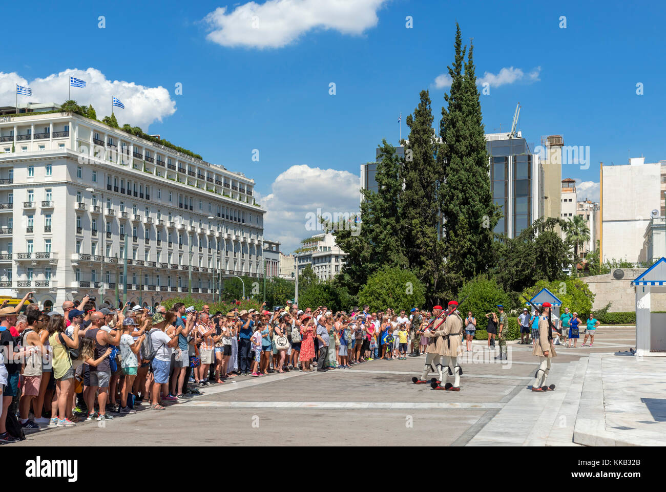 Touristen die Wachablösung am Grab des Unbekannten Soldaten, Syntagma Square, Athens, Griechenland beobachten Stockfoto