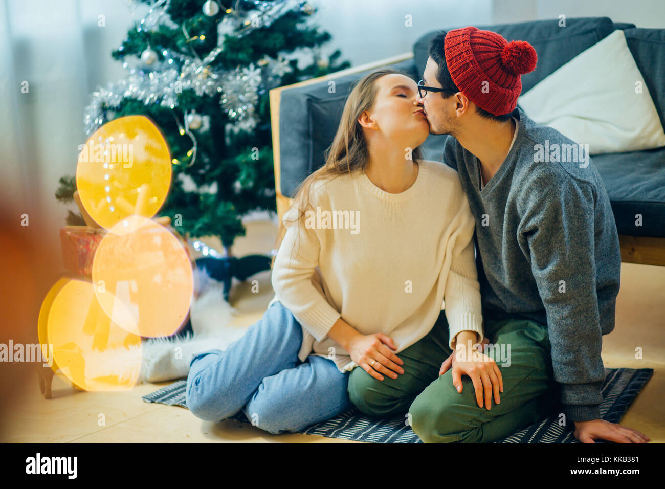 Glückliches junges Paar in Spaß. Liebe kiss Stockfoto